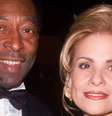 Pelé e Assíria namoraram rapidamente na década de 1980, ficaram anos sem se ver e, após o reencontro, se casaram em 1994  Foto: Reprodução