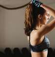 Por conter sal, o suor acaba ressecando os fios de cabelo -  Foto: Shutterstock / Alto Astral