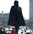 Os venezuelanos têm orgulho de sua história, especialmente de Simón Bolívar, cuja estátua é destaque em Caracas  Foto: Getty Images / BBC News Brasil