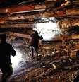 Equipes de resgate correm contra o tempo para salvar pessoas presas sob os escombros depois que milhares de prédios desabaram na Turquia e na Síria  Foto: EPA-EFE/REX/Shutterstock / BBC News Brasil