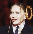 Apesar de Madonna alegar que as fotos clicadas dessa maneira distorcem a fisionomia de qualquer pessoa, o fato é que elas mostraram o que não pôde ser visto na transmissão do Grammy: o rosto da cantora  Foto: Reprodução/Instagram / Reprodução/Instagram