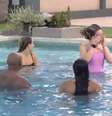 Amanda com brothers na piscina  Foto: Globoplay
