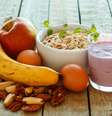 A banana tem duas substâncias que influenciam o humor: os carboidratos, que estimulam a produção de serotonina, e a vitamina B6, que garante mais energia  Foto: Shutterstock) ( / Portal EdiCase