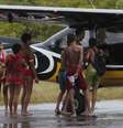 Surucucu (RR), 09/02/2023 - Indígenas yanomami acompanham deslocamento de equipes e material da Força Nacional do SUS no Aeroporto de Surucucu  Foto: Fernando Frazão/Agência Brasil
