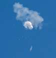 O suposto balão espião chinês flutua para o oceano depois de ser abatido na costa de Surfside Beach, Carolina do Sul, EUA, em 4 de fevereiro de 2023   Foto: Randal Hill / Reuters
