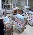 Enfermeiras seguram incubadoras e protegem bebês em hospital turco durante terremoto  Foto: Reprodução