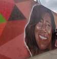 O artista plástico Gerri Allves diante do mural: "Glória Maria será sempre uma grande inspiração"  Foto: Divulgação