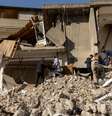 Pessoas recolhem itens em escombros na província de Hatay, Turquia   Foto: Eloisa Lopez/Reuters