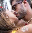 Entenda o que leva as pessoas a beijarem tanto no Carnaval -  Foto: lazyllama / Shutterstock / Alto Astral