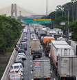 Trecho da marginal do Tietê, na altura da ponte da Casa Verde; trânsito cada dia mais intenso desafia motoristas e engenheiros de tráfego  Foto: TIAGO QUEIROZ/ESTADÃO / Estadão
