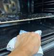 Passando pano úmido com desengordurante no forno quente  Foto: Giu Giunti - O Melhor Prato