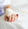 Mão de criança com soro intravenoso  Foto: Getty Images / BBC News Brasil