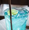 O drink Opala azul é um verdadeiro combustível para as festas  Foto: Guia da Cozinha
