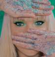 Maquiagem brilhante de glitter no Carnaval pode custar caro à vida marinha  Foto: Mar Bustos / Unsplash