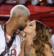 Viviane Araújo beijou o marido, Guilherme Militão, durante passagem das escolas de samba do Grupo de Acesso do Rio de Janeiro no carnaval 2023, em 17 de fevereiro de 2023.  Foto: AGNews, Daniel Pinheiro / Purepeople