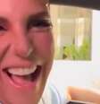 Ivete dirige pelas ruas de Salvador e se diverte com interação com os fãs  Foto: Reprodução/TikTok