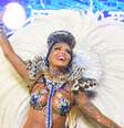 Carla Prata usou fantasia com 800 penas para comandar a bateria da Acadêmicos do Tucuruvi no carnaval 2023 de São Paulo em 19 de fevereiro de 2023.  Foto: AGNews, Leo Franco / Purepeople