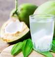 Água de coco traz diversos benefícios para a saúde no verão -  Foto: Shutterstock / Alto Astral