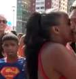 Repórter é surpreendido por entrevistada em cobertura do carnaval  Foto: Reprodução