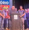 O presidente Lula fala em São Sebastião, ao lado do governador Tarcísio de Freitas, em visita à cidade após chuvas atingirem a região  Foto: Renata Cafardo/Estadão / Estadão