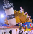 Nas redes sociais a alegoria foi comparada a Torre de Piza, famosa por ser torta  Foto: Reprodução/ TV Globo