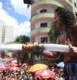Foliões com o bloco Charanga do França  Foto: TIAGO QUEIROZ/ESTADÃO CONTEÚDO