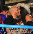Belo e Gracyanne Barbosa posaram para foto se beijando  Foto: Edson Aipim/AgNews
