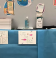 Muitos professores da Flórida, nos Estados Unidos, cobriram as bibliotecas das suas salas de aula com papel para evitar que os alunos tenham acesso aos livros  Foto: Divulgação / BBC News Brasil