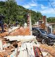 Agentes da Defesa Civil em ação conjunta com equipes de resgate, entre eles Soldados do Exército, buscam por pessoas possivelmente soterradas no entorno das casas da Vila Sahy, antiga Vila Baiana, em São Sebastião, litoral norte de São Paulo, após graves deslizamentos de terra devido às fortes chuvas dos últimos dias no local.   Foto: TIAGO QUEIROZ/ESTADÃO CONTEÚDO