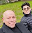 O cantor Vitor Fadul, marido do historiador e apresentador Leandro Karnal, foi diagnosticado com autismo somente com 25 anos de idade  Foto: Reprodução/Instagram