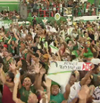 Membros da Imperatriz Leopoldinense comemoram a vitória no carnaval 2023  Foto: Reprodução/TV Globo