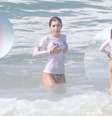 Jade Picon teve companhia ao curtir o primeiro dia de praia após o carnaval 2023 em 23 de fevereiro de 2023.  Foto: AGNews, Fabrício Pioyani / Purepeople