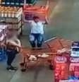 Homem arremessa carrinho de compras em mulher dentro de supermercado  Foto: Reprodução/Redes Sociais