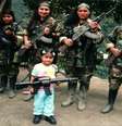 Rebeldes das Farc posam com menina não identificada no sul da Colômbia
25/10/2008
REUTERS/Polícia Nacional  Foto: Reuters
