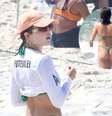 De biquíni mínimo, Jade Picon jogou futevôlei, tirou foto com fã, mergulhou no mar e leu livro.  Foto: AGNews, Fabrício Pioyani / Purepeople