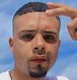 Imagem mostra o jovem negro Hugo Silva, preso, pela polícia, por roubo, sem provas. Ele usa camisa branca.  Foto: Imagem: Reprodução / Alma Preta