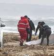 Serviços de resgate recolhem corpo em praia de balneário na Calábria  Foto: DW / Deutsche Welle