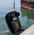 Casal erra a entrada da balsa e carro cai no mar no litoral de SP  Foto: Reprodução/Twitter