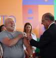 O presidente Luiz Inácio Lula da Silva recebe dose da vacina bivalente da Pfizer contra a covid-19 aplicada pelo vice-presidente, Geraldo Alckmin, durante ato de lançamento da Mobilização Nacional pela Vacinação em um posto de saúde no Guará, região administrativa do Distrito Federal, na tarde desta segunda-feira, 27.  Foto: Wilton Junior / Estadão