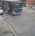 Vídeo: Idoso é atropelado por motorista de ônibus após discussão sobre máscara   Foto: Reprodução: Redes Sociais