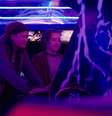 Riley e Ellie jogam fliperama no shopping em cena de The Last of Us   Foto: The Last of Us/HBO / Reprodução