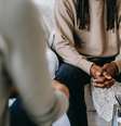 Imagem mostra rapaz em sessão de terapia com profissional de psicologia. Ambos são negros.  Foto: Imagem: Alex Green/Pexels / Alma Preta