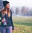Mulher caminhando no parque com garrafa de água na mão durante o inverno  Foto: Getty Images / BBC News Brasil
