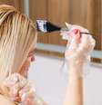 Aprenda a pintar os cabelos sozinha sem prejudicar os fios -  Foto: Shutterstock / Alto Astral