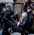 Greta Thunberg é removida por policiais durante protesto em Oslo  Foto: Reuters