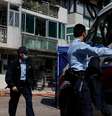 Policiais se reúnem fora de edifício onde foram encontrados restos mortais de mulher assassinada, em Hong Kong  Foto: REUTERS/Tyrone Siu