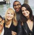 Assíria Seixas entre os filhos Celeste, Joshua e Gemima: boa relação com Pelé, apesar de conflitos em relação à pensão  Foto: Reprodução/Instagram