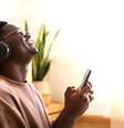 Mindfulness é para o dia a dia: homem ouvindo música com atenção plena  Foto: Daniel / Adobe Stock