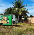 Ônibus usado para a castração de animais parado em cidade do sertão da Bahia  Foto: Arquivo pessoal/Rodrigo Mendes / BBC News Brasil