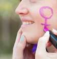 Para nós mulheres sermos respeitadas como cidadãs em toda plenitude, precisamos muito mais do que flores distribuídas na porta de um estabelecimento qualquer  Foto: iStock
